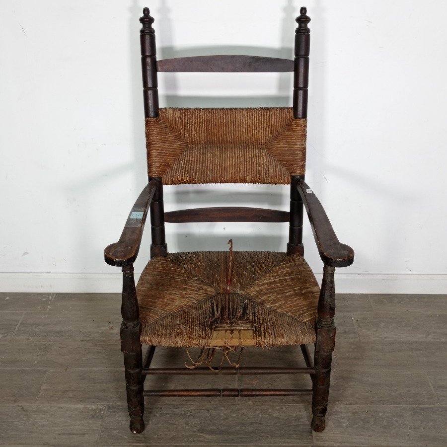 Lote siguiente: Silla de madera con asiento de cardo