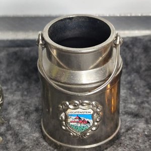 Lote de 3 Piezas Decorativas: Tarro Lechero Metálico, Bombilla y Campana de Cobre - imagen 2