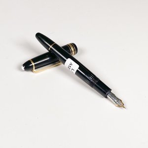 Lote siguiente: Pluma Fuente Mont Blanc Oro 14k Negra y Dorada