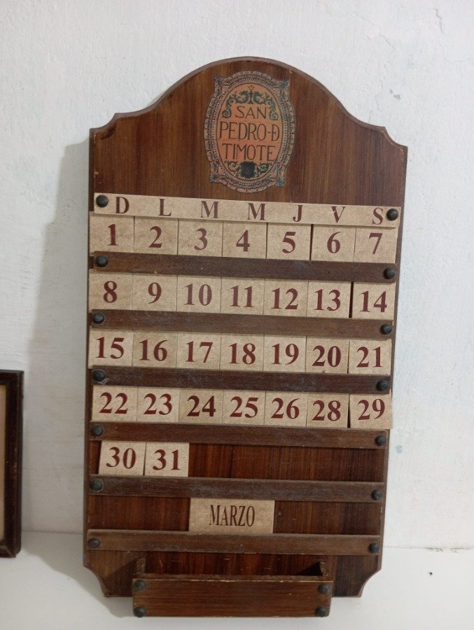 Calendario artesanal en madera y cuadros con marco - imagen 3