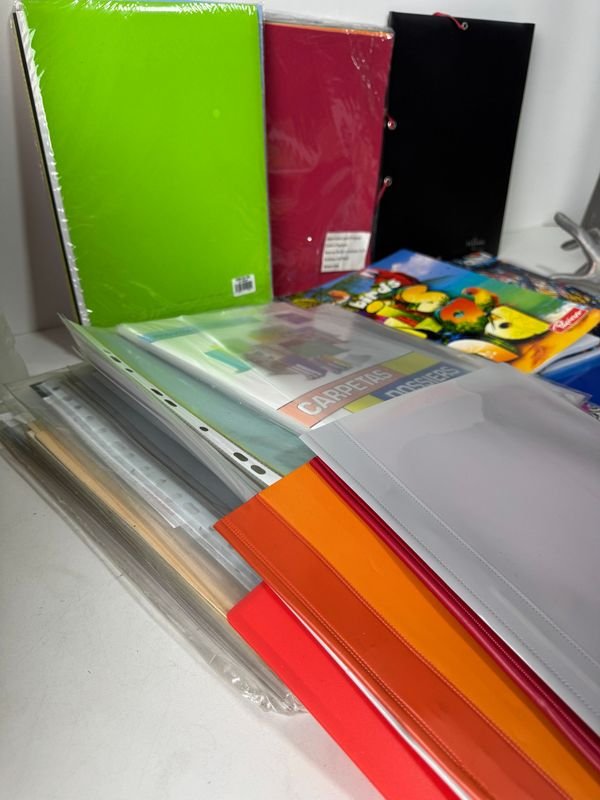 Caja repleta de insumos de papelería nuevos - imagen 9