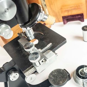 Microscopio Alemán Eleitz Wetzlar con Caja de Madera y Accesorios - imagen 2