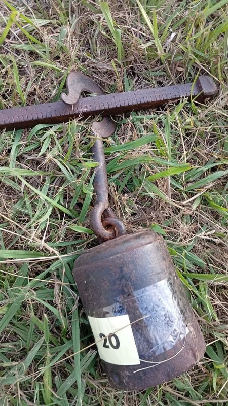 Báscula de metal con cadena y gancho - imagen 1