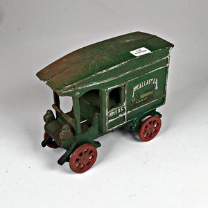Lote siguiente: Antiguo Tranvía de Hierro Verde con Detalles Blancos