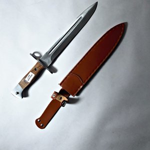 Lote siguiente: Bayoneta Militar AK-47 CCCP con Hoja de Acero, Cabo de Madera y Vaina de Cuero
