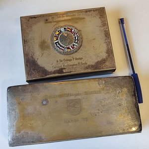 Lote siguiente: Cajas Metálicas Recubiertas: Club Oficiales Estado Mayor y Washington Air Attachés Association