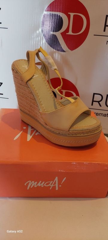 Zapatos de tacón alto beige para personas altas - imagen 3