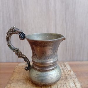 Lote siguiente: Jarra Antigua de Metal Plateado para Whisky