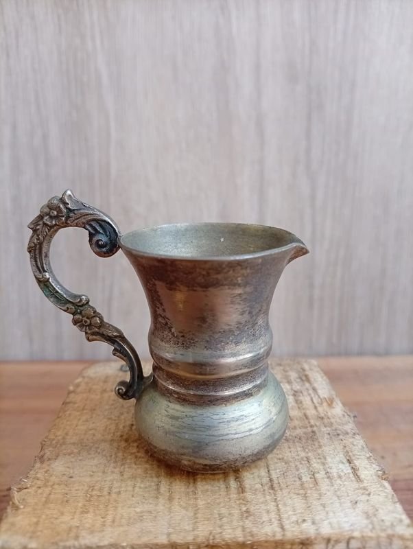 Jarra Antigua de Metal Plateado para Whisky