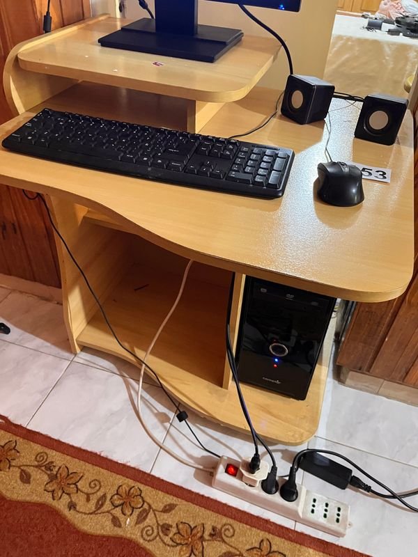 Mesa de PC completa con equipo
