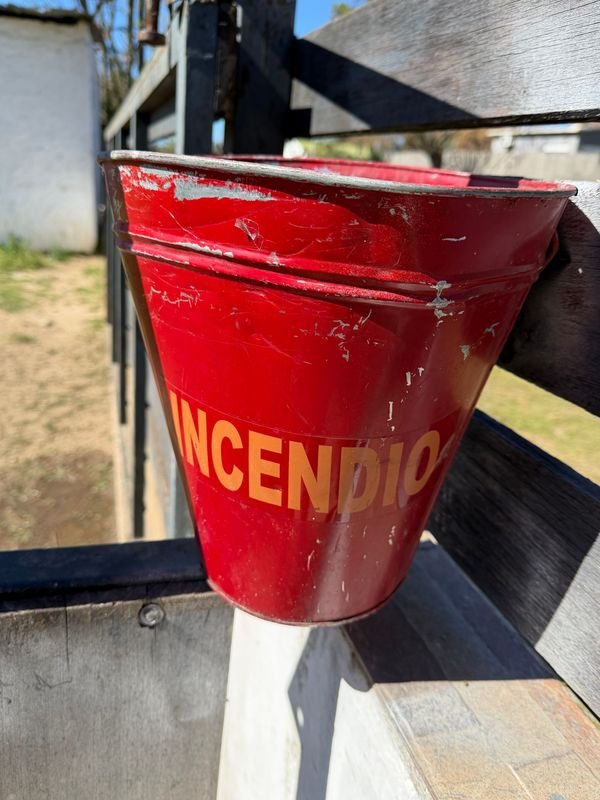 Balde Metálico Rojo para Incendios - Excelente Estado