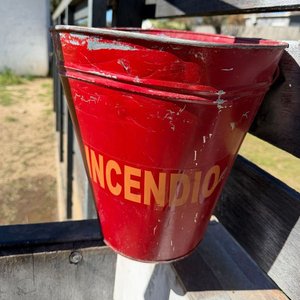 Lote anterior: Balde Metálico Rojo para Incendios - Excelente Estado