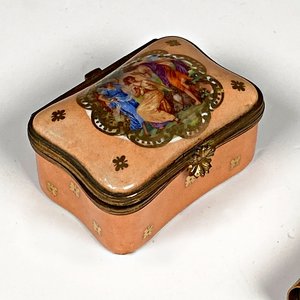Pastillero de Porcelana Limoges y Caja de Bronce con Figura de Chancho - imagen 3