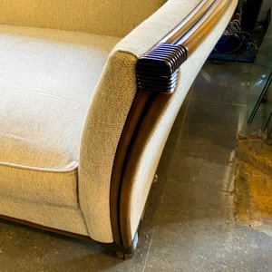 Sofá de dos cuerpos estilo Art Decó con detalles en madera - imagen 2