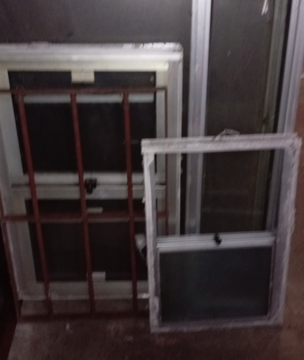 Lote de 3 Ventanas de Aluminio y Vidrio: Con Reja y Fija