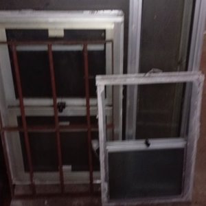 Lote siguiente: Lote de 3 Ventanas de Aluminio y Vidrio: Con Reja y Fija