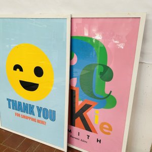 Tres Láminas Enmarcadas "Jackie Smith" con Emojis y Diseños Gráficos - imagen 3