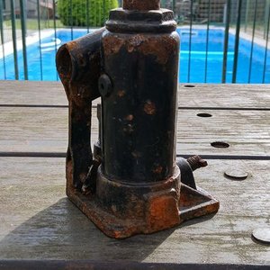 Gato Hidráulico de Botella 2 Toneladas con Llave Cruz Universal - imagen 4