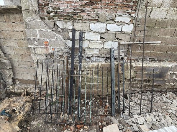 Tramos de Rejas y Caños de Hierro para Construcción