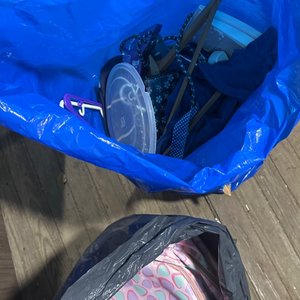 Lote siguiente: Bolsones mochilas ropa más 