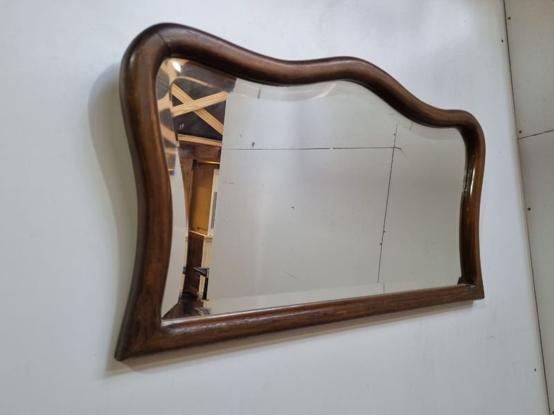 Lote siguiente: Espejo de madera con marco curvo y superficie reflectante