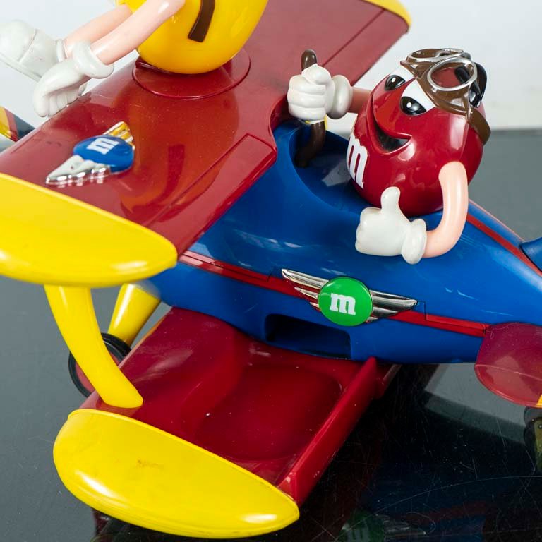 Dispensador de M&M en forma de avión - imagen 2