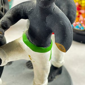 Trío de Figuras de Cerámica: Grupo de Capoeira y Mujer con Cesta - imagen 3