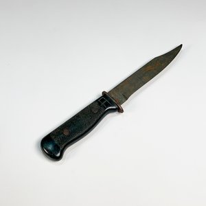 Cuchillo tipo militar con cabo de plástico negro y hoja oxidada - imagen 1