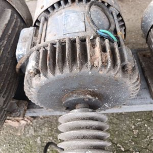 Lote siguiente: Motor Trifásico de 10 HP con Polea