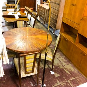 Mesa de Comedor Redonda con 4 Sillas y Lámpara de Pie Dorada - imagen 3