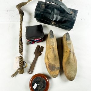 Siete piezas, horma de zapatos, rebenque, herramienta, cartera - imagen 2