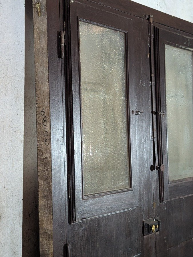 Puerta antigua de cedro con reja y marco de pinotea - imagen 10