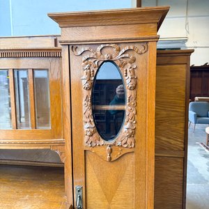 Mueble de madera tallada estilo antiguo con detalles de rejilla y vidrio - imagen 3