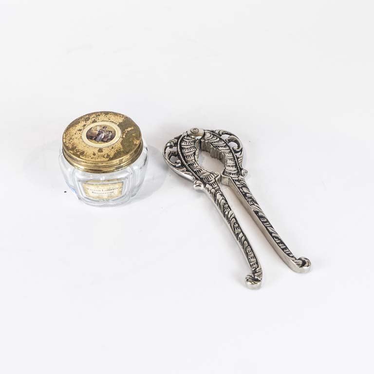 Frasco inglés y rompenueces de platina  - Medidas: 15.5 y 5cm 