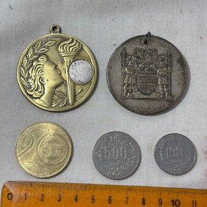 Lote de Piezas y Accesorios de Bronce y Latón: Monedas, Medallas y Más - imagen 4