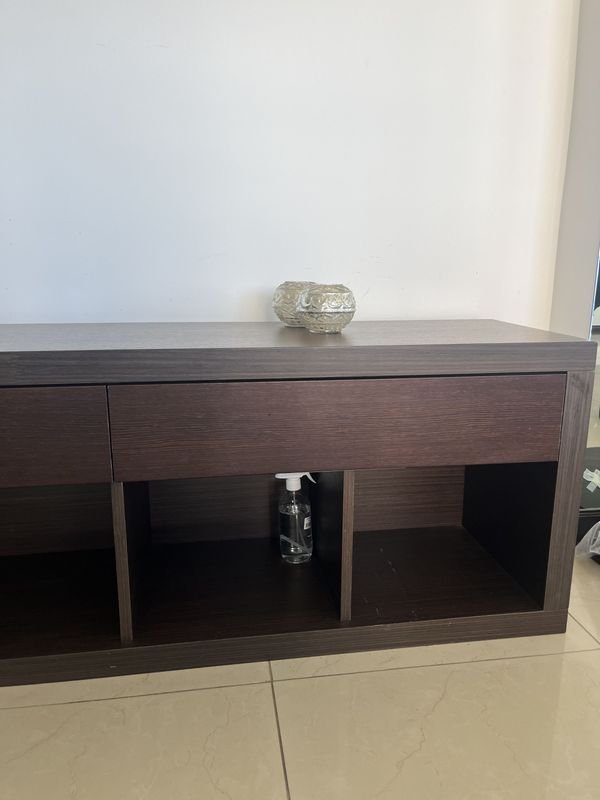 Cómoda de madera enchapada wengue con decoración - imagen 1