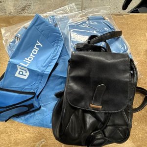 Lote anterior: Mochila Negra Cuero Sintético y Bolso Azul Plegable