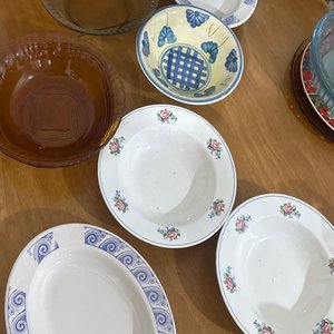 Lote siguiente: Juego de Loza Blanca con Detalles Florales y Azules