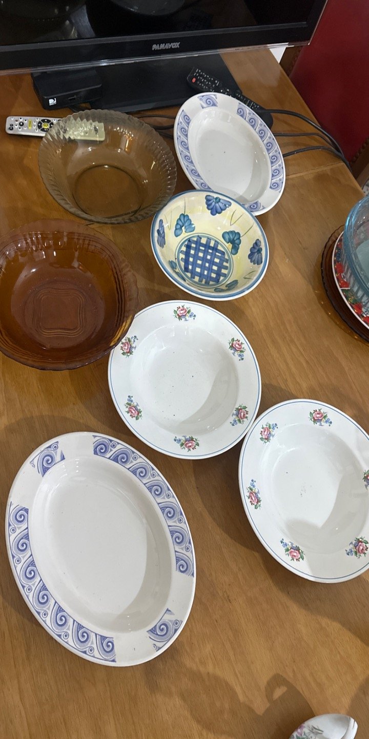Juego de Loza Blanca con Detalles Florales y Azules