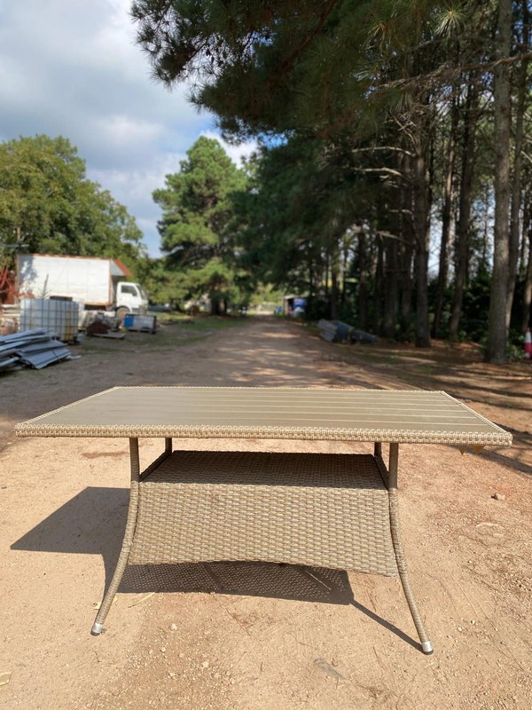 Mesa de patio en buen estado - imagen 1