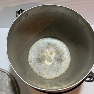 Olla de Aluminio con Tapa y Asa Larga, Capacidad 12 Litros - imagen 2