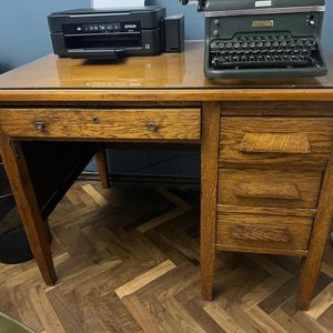 Lote anterior: Escritorio Antiguo de Madera con Tapa de Vidrio y Cajones