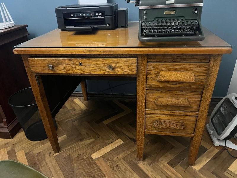 Escritorio Antiguo de Madera con Tapa de Vidrio y Cajones