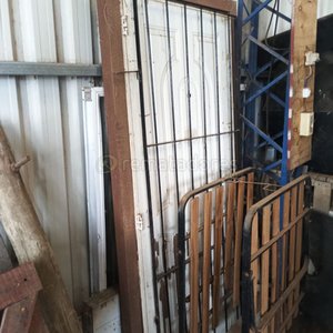 Lote siguiente: Puerta de Hierro con Rejas y Marco