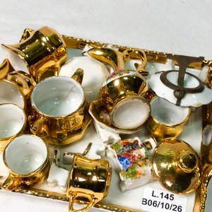 Miniaturas de Porcelana Dorada: Bandeja, Tetera, Tazas y Floreros - imagen 5