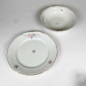 Lote anterior: Dos piezas de porcelana checa decoración floral, centro y bandeja redonda
