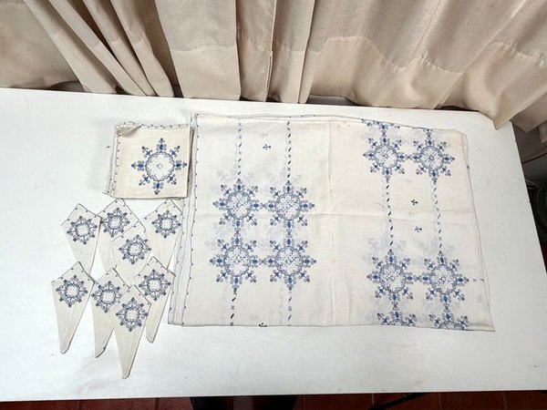 Mantel Blanco con Bordado Azul y Servilletas