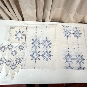 Lote siguiente: Mantel Blanco con Bordado Azul y Servilletas