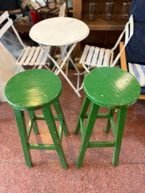 Dos taburetes de madera pintados para hogar - imagen 2