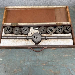 Lote anterior: Terraja Manual con Matraces y Manija en Caja de Madera